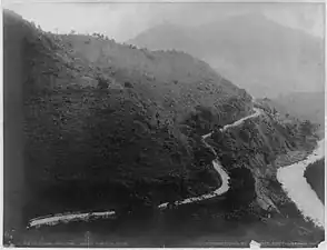 Carretera Central between mountain and stream (circa 1901–1903)