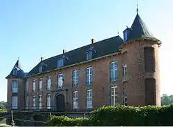 Kasteel van Estriverie: kasteel en bijgebouwen (gevels en daken) en brug over de grachten en het park