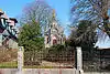 Kapel Notre-Dame van het Refuge of Mausoleum van Oultremont op nr 3 en, voormalig Hospice "Refuge Saint-Clément", omliggende muur en vijver of "abreuvoir", en de percelen er rond omheen