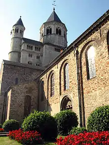 Facade and southern door