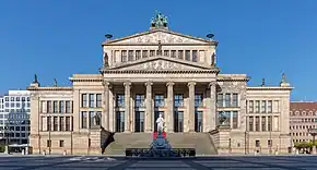 A large concert hall in the Neoclassical style, with six columns and many decorative sculptures