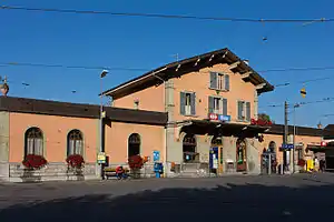 Single-story building with three-story center section