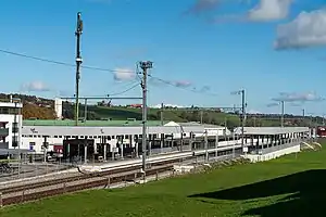 Canopy-covered side platforms