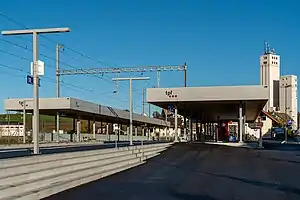 Canopy-covered side platforms