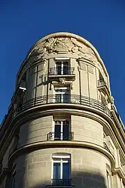 The flower basket – Balconies and pediment of Avenue Montaigne no. 41 in Paris, unknown architect or sculptor (1924)