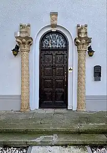 Mediterranean Revival engaged columns of the Prof. C.A. Teodorescu House on Bulevardul Eroii Sanitari, Bucharest, Ion Giurgea, 1941