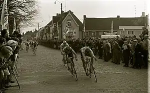 Arrival of Daniël Vanryckeghem and Eric Leman in Waregem, Dwars door België 1970 (collectie  KOERS. Museum van de Wielersport)