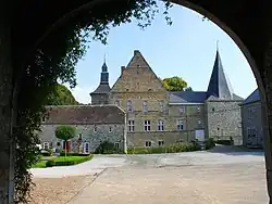 Gevels en daken van de donjon van het huis en de toren aan weerszijden van de woongebouw van het kasteel van Abée en het ensemble van het kasteel, de boerderij en het omliggende land