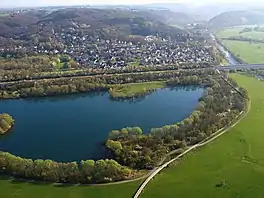 Schloss Allner from above (upper right) with the Allner See in the foreground.