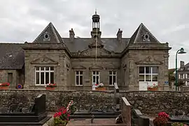 The old town hall, now the municipal library