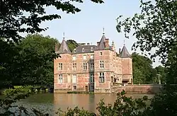 Kasteel: gevels en daken van het kasteel en de bijgebouwen, eetkamer en gotische open haard in hal van de entree, drève du Château n°s 3-5-7 en park