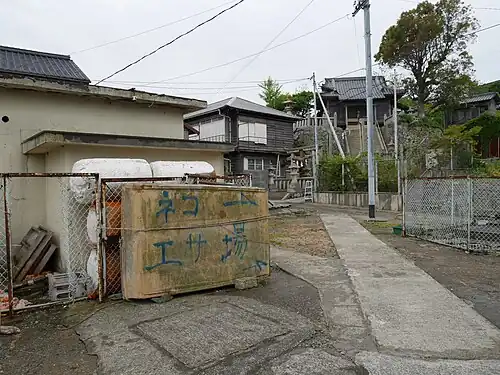 Designated cat feeding area a few minutes from the port. The back is Aoshima Shrine.