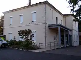 The town hall and school in Argenton