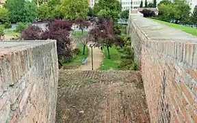 Gun port on a south curtain wall