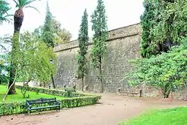 Wall and beginning of the bastion. Eastern curtain wall