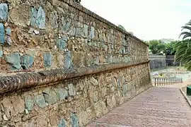 Descent from inside the defensive wall to the moat. Detail of the upper wall