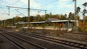 Canopy-covered island platform next to railway lines