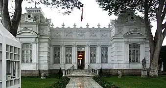 The Museo Pedro de Osma houses artistic objects dating from the 16th to 18th centuries, including paintings, sculptures, altarpieces, silverware, Huamanga stone carvings, furniture and other objects from regions with an ancient Andean artistic tradition.