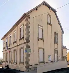 The town hall and school in Bassigney