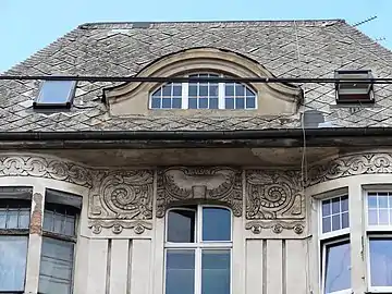 Roof and adornements