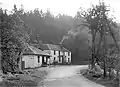 The inn in 1905, looking west along the B996 road from its junction with the old Great North Road. The building closest to the camera has since been demolished