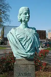 Bronze bust of the Queen in Court-Saint-Étienne(Victor Rousseau, 1938).