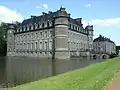 Kasteel van Beloeil met bijgebouwen, brug, obelisk, paviljoens en tempels