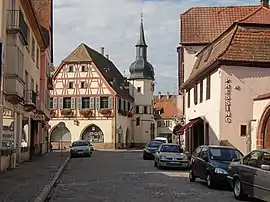 Lateral view of the town hall through Rue Clemenceau