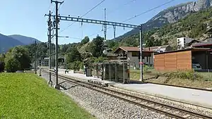 Island platform with shelter