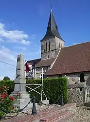 The church and war memorial in Boisney