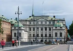 The Bonde Palace, visible from Yxsmedsgränd, is described as the temple of Themis.