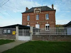 The town hall and school in Boussicourt