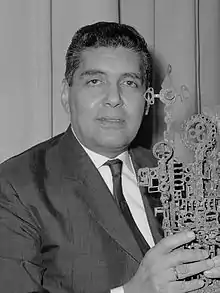 Picture of Boy Edgar holding the 1964 Wessel Ilcken Award trophy for jazz and improvised music.