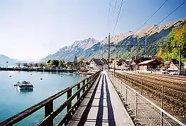 From left to right: ferry pier, Brünig line platforms, BRB terminus.