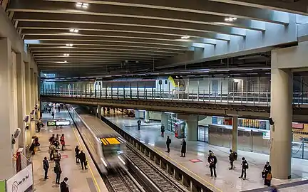 Test train on the new tracks crossing the metro hall in October 2015