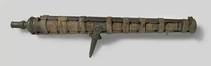 Bronze muzzle-loading lela, reinforced with 2 pieces of bamboo and fastened with rattan. 144 cm long, 36 mm in caliber. Weight: 70 kg.