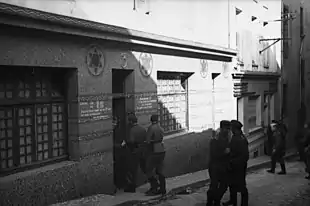 German soldiers entering a synagogue in Brest that has been converted into a Soldatenbordell (military brothel → German brothels in occupied France).