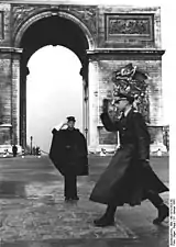 A Paris policeman salutes a German officer (Bundesarchiv, 1941)