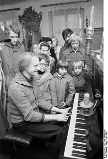 Charlotte v. Mahlsdorf demonstrating pianola to a school group (1977)