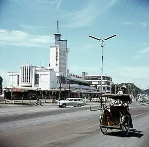 Metropole (1939) employed features of Nieuwe Zakelijkheid.