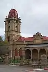 This building, now a museum, dates from about 1909 and for some half a century served as a boys' school.
Designed in part by Bullock and Vixseboxe, the well known architects, it reflects the former's copiousness and the latter's Transvaal Republic influence.
Especially worthy of note is the facade, with its harmonious blending of styles.
Type of site: Educational
Previous use: School.
Current use: Museum.