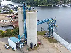 alt=Cargill grain elevator, Campbell, Wisconsin
Cylindrical Concrete Elevator- The Peavey-Haglin Elevator Design