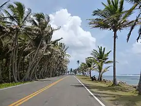 Carretera_del_litoral_en_San_Andrés.JPG