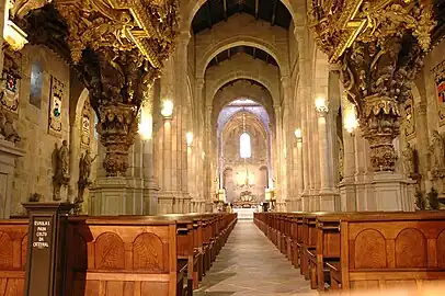 Three-aisled nave with a wooden roof.