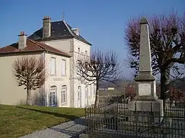 The town hall and war memorial in Chamberaud