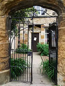 No 88 Watling St East (the Chantry House) and attached Forecourt Walls and Gateway