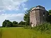 Kapel Saint-Donat de Blehen en de heuvel waarop het gebouw staat, en de nabijgelegen grafheuvel