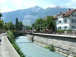 The halt seen from Lindenquai; the Praximerbrüggli footbridge is shown and the Calanda mountain looms in the background