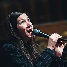 Circuit des Yeux singing at a grand piano