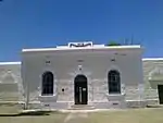 Symmetrical stone building with three-bayed central pavilion.
Plaster decorations at windows and corners.
Round headed openings.
Left hand side has addition constructed c. 1890.
Parapets with moulded cornices conceal low-pitched roof.
This Georgian building, the core of which was probably erected as early as 1808, is a prominent architectural feature in the historic core of Clanwilliam.
Type of site: Government
Previous use: Prison.
Current use: Museum.